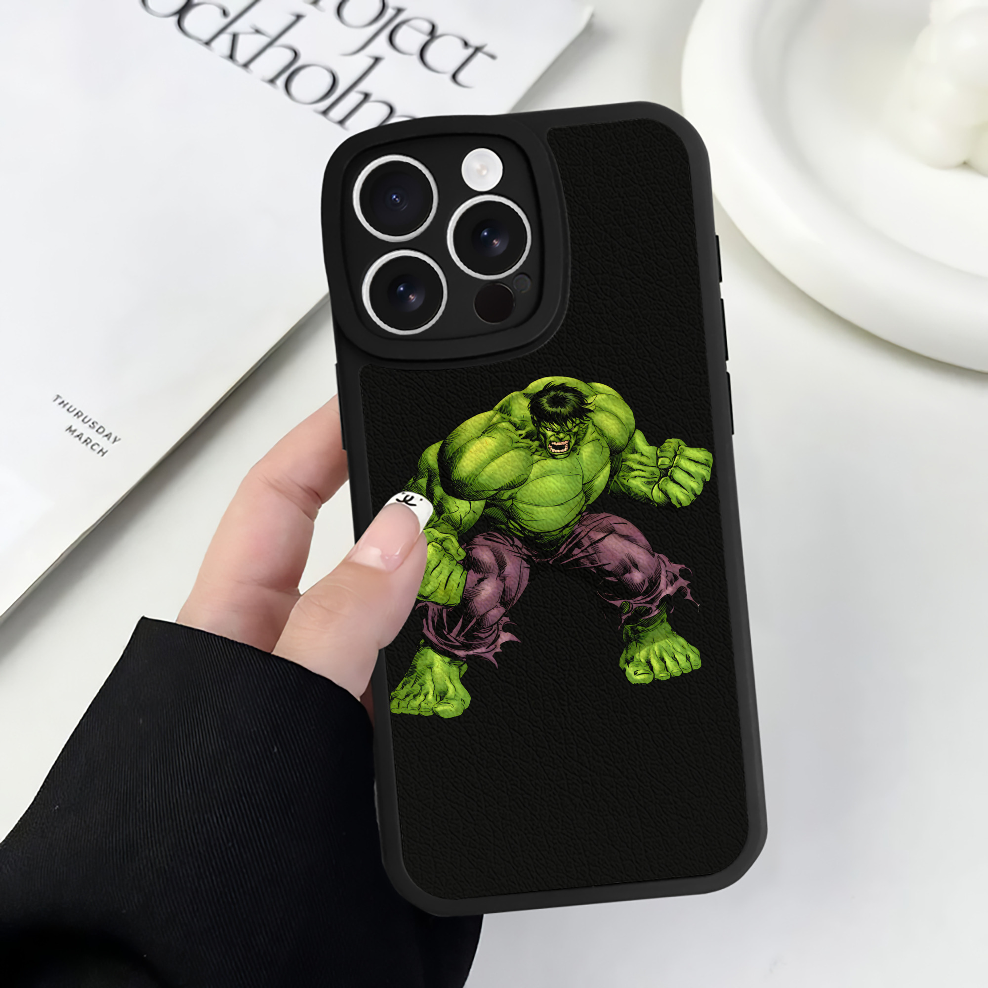 （画像用） アベンジャーズ The Avengers 【iPhone 16シリーズ対応】シリコンスマホケース（レザー調） 材質：シリコン
